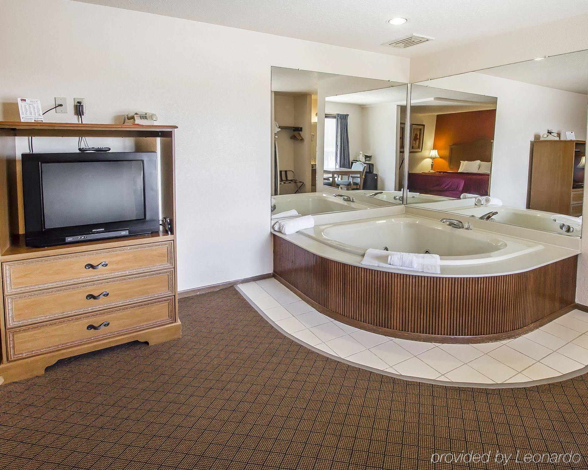 Econo Lodge Inn & Suites Menomonie Dış mekan fotoğraf
