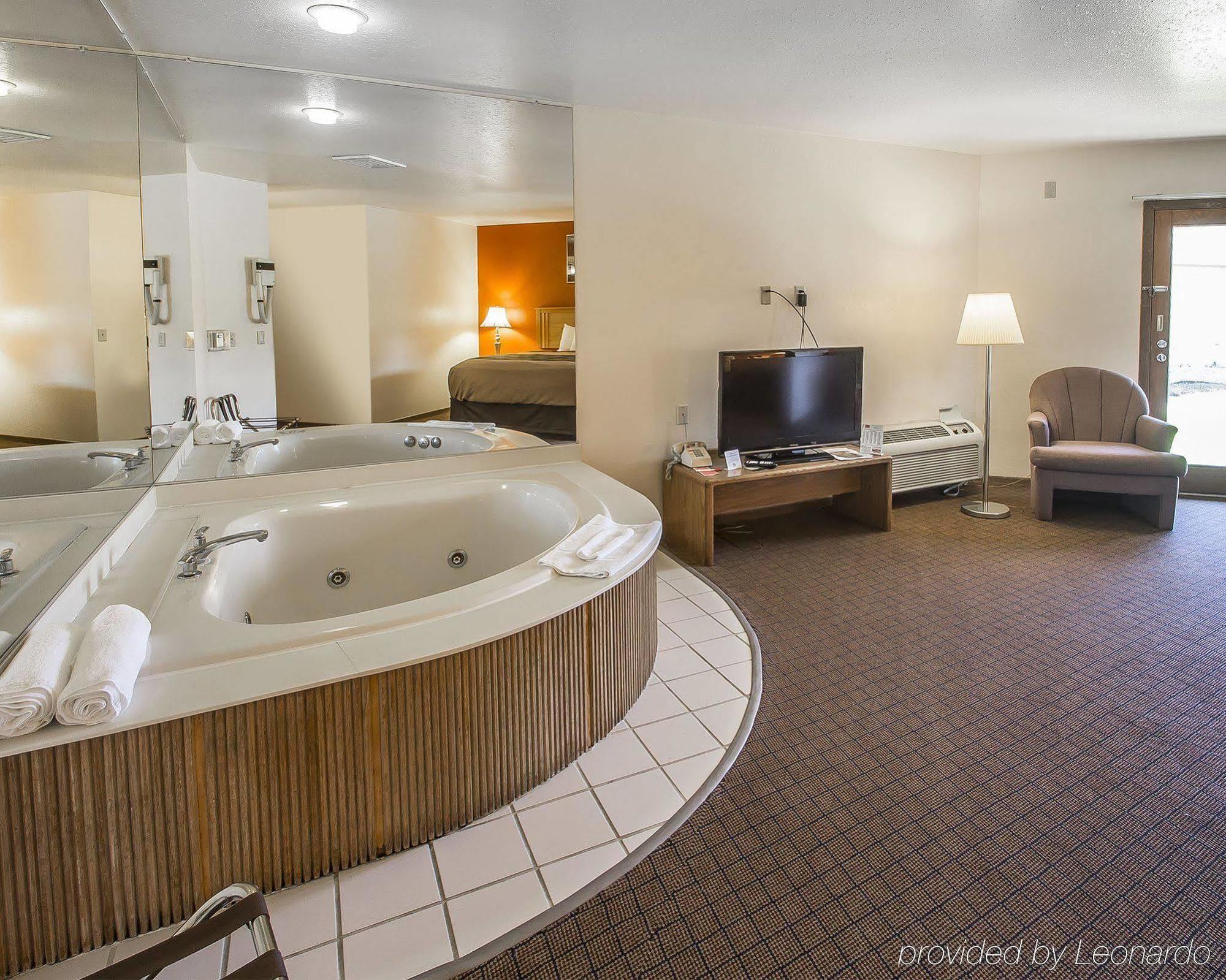 Econo Lodge Inn & Suites Menomonie Dış mekan fotoğraf