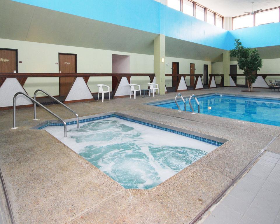 Econo Lodge Inn & Suites Menomonie Dış mekan fotoğraf
