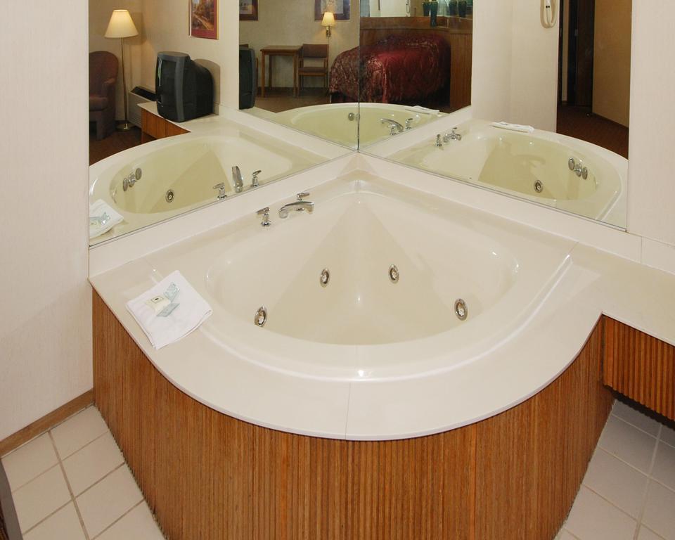 Econo Lodge Inn & Suites Menomonie Dış mekan fotoğraf